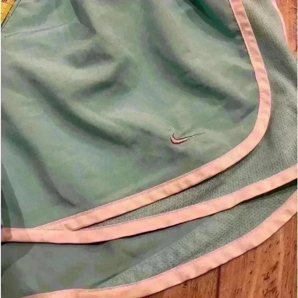 Nike Dri-Fit woman’s shorts size medium - Picture 11 of 11
